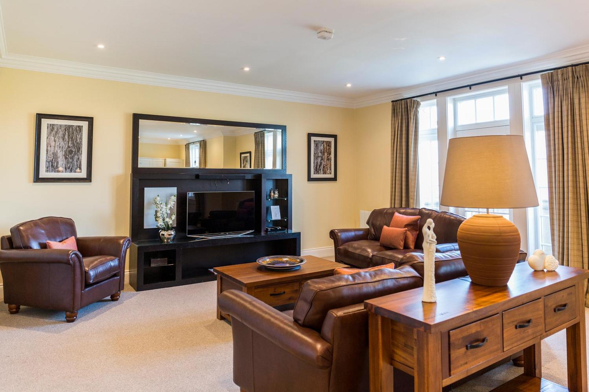 Cameron House On Loch Lomond Alexandria Eksteriør billede A living room in a typical apartment at the hotel