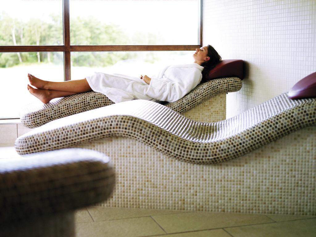 Cameron House On Loch Lomond Alexandria Eksteriør billede A woman relaxing on a spa bed